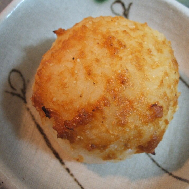 粉チーズを混ぜ込んで☆ごまみそ焼きおにぎり